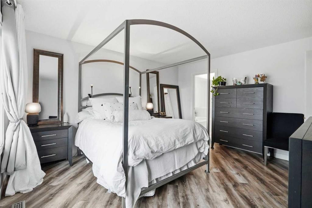 173 Tuscany Ridge View Nw, Calgary, AB - Indoor Photo Showing Bedroom