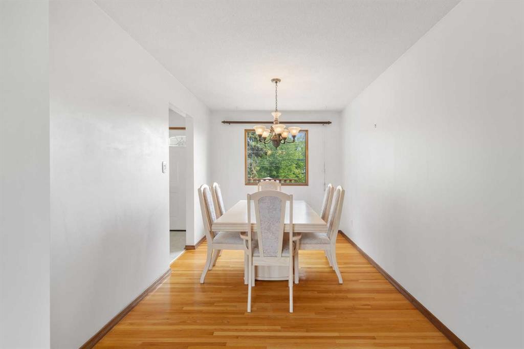 6008 Dalgetty Drive Nw, Calgary, AB - Indoor Photo Showing Dining Room