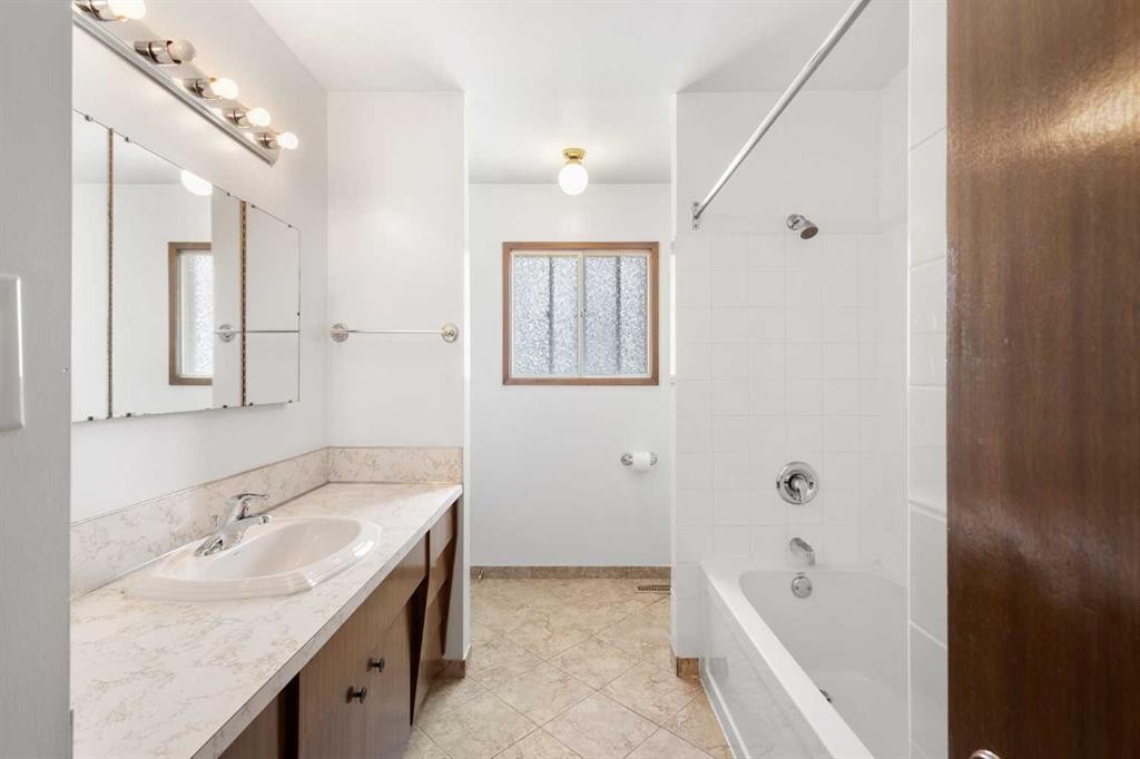 6008 Dalgetty Drive Nw, Calgary, AB - Indoor Photo Showing Bathroom