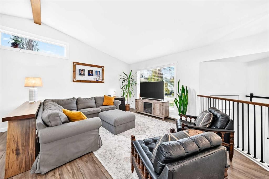 29 Sierra Road, Olds, AB - Indoor Photo Showing Living Room