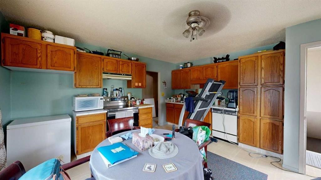 708 55 Avenue Sw, Calgary, AB - Indoor Photo Showing Kitchen
