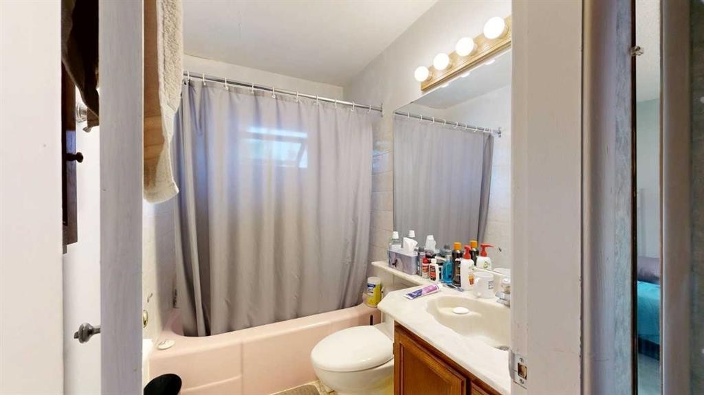 708 55 Avenue Sw, Calgary, AB - Indoor Photo Showing Bathroom