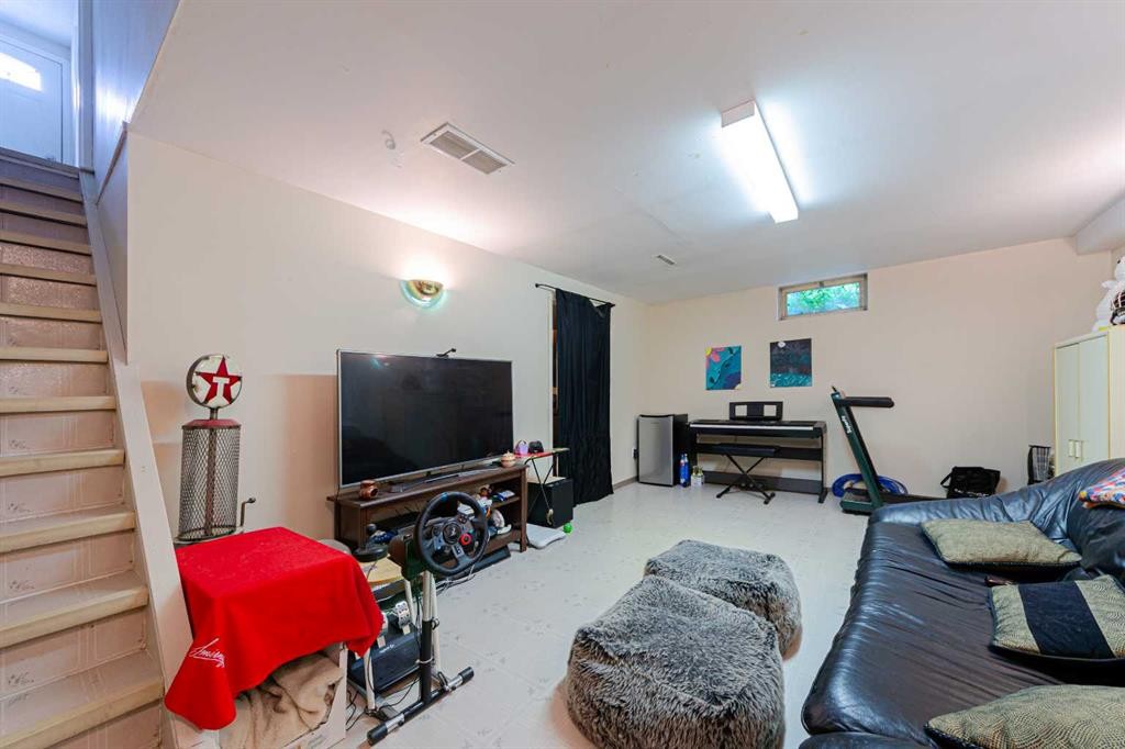 5412 14 Avenue Se, Calgary, AB - Indoor