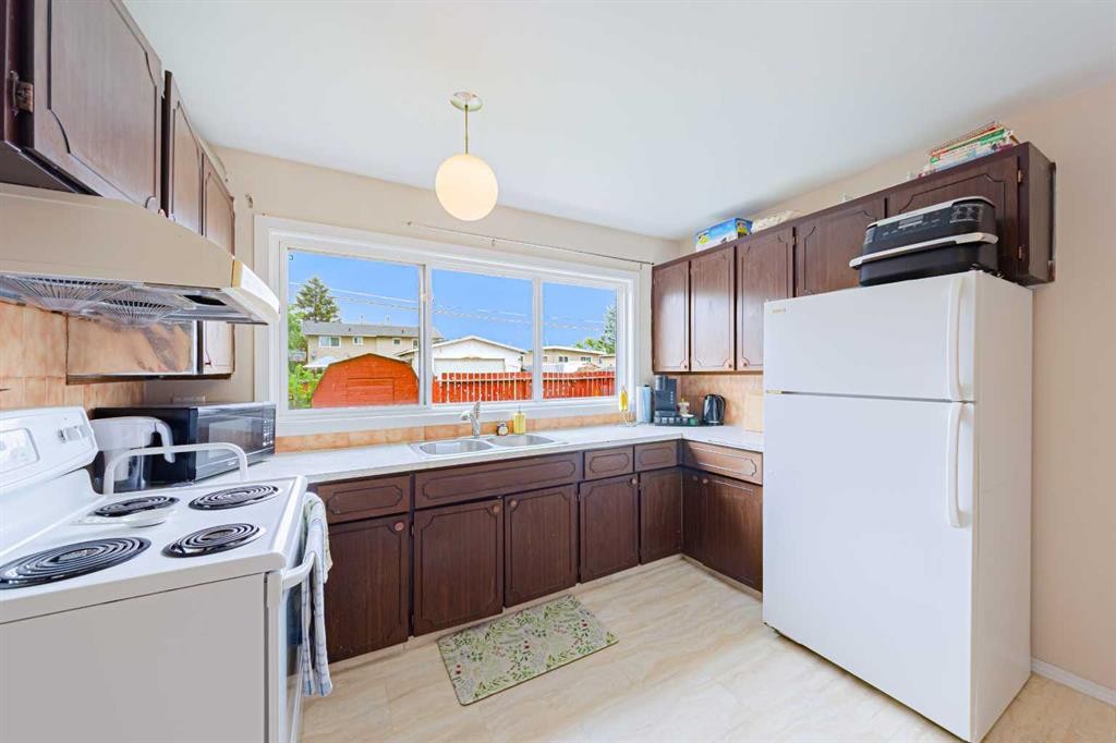 5412 14 Avenue Se, Calgary, AB - Indoor Photo Showing Kitchen With Double Sink