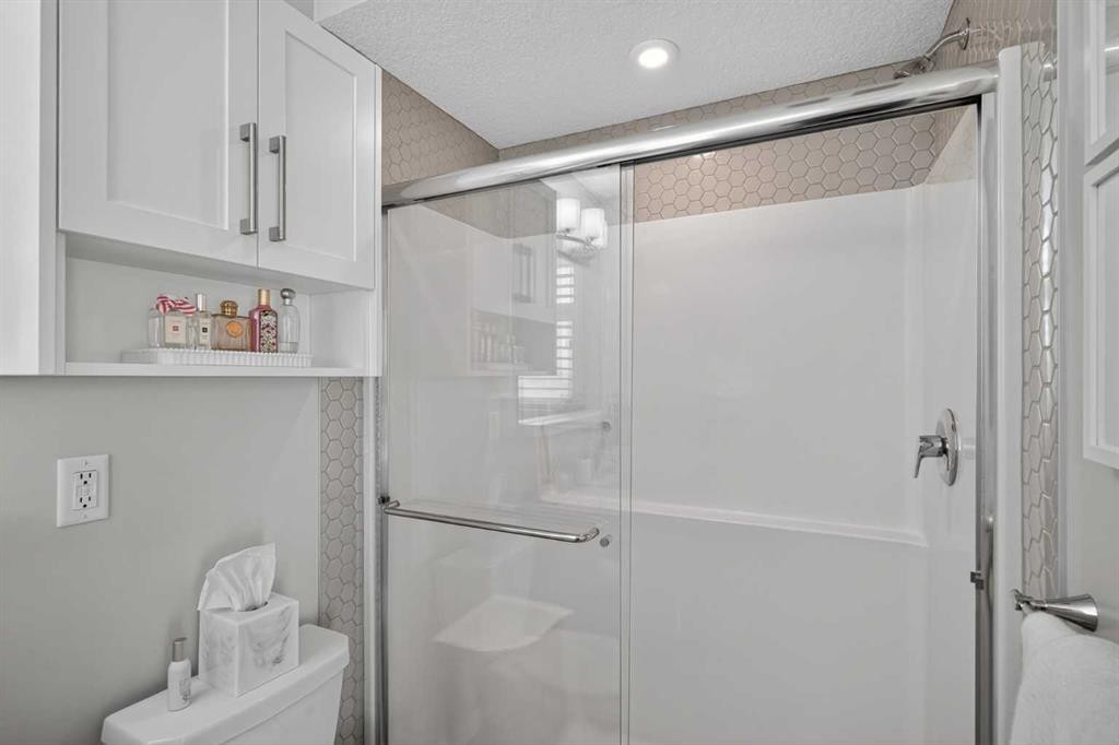302-2231 Mahogany Boulevard Se, Calgary, AB - Indoor Photo Showing Bathroom