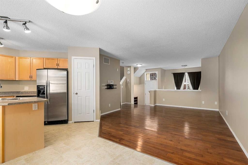 205 Mckenzie Towne Gate Se, Calgary, AB - Indoor Photo Showing Kitchen