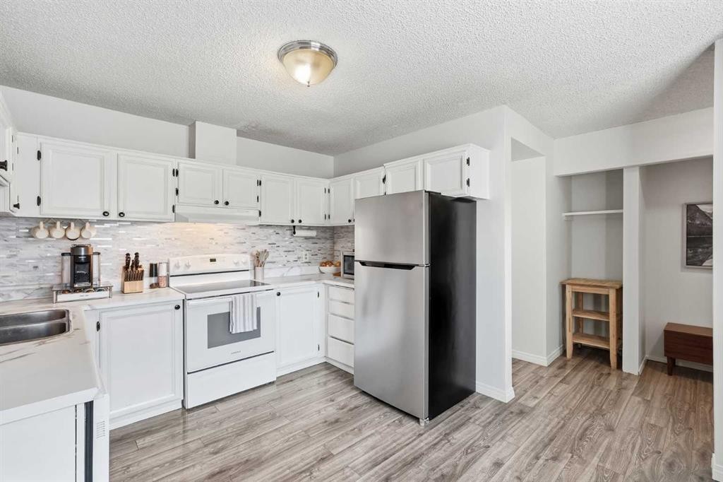 6503 Ranchview Drive Nw, Calgary, AB - Indoor Photo Showing Kitchen With Double Sink