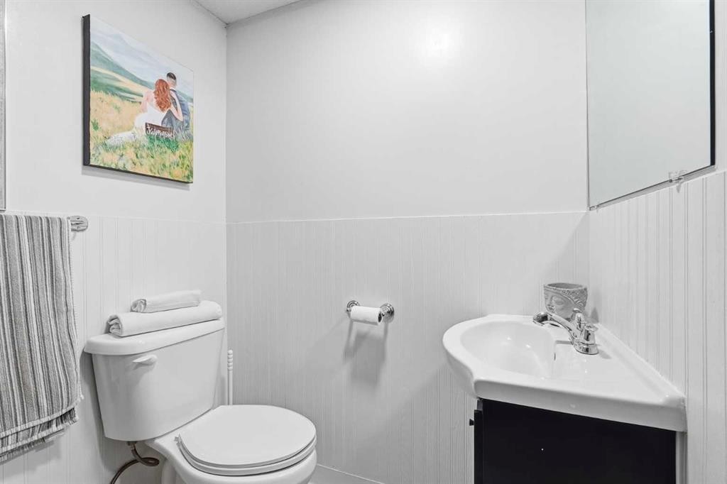 6503 Ranchview Drive Nw, Calgary, AB - Indoor Photo Showing Bathroom