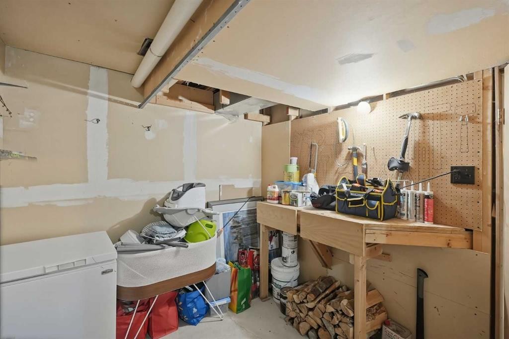 6503 Ranchview Drive Nw, Calgary, AB - Indoor Photo Showing Laundry Room