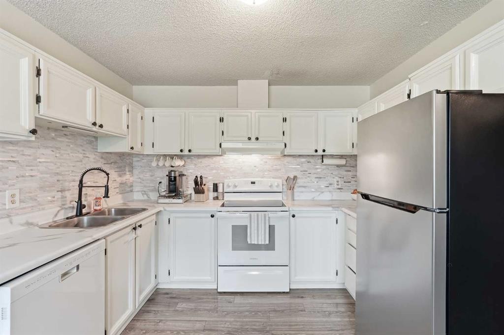 6503 Ranchview Drive Nw, Calgary, AB - Indoor Photo Showing Kitchen With Double Sink