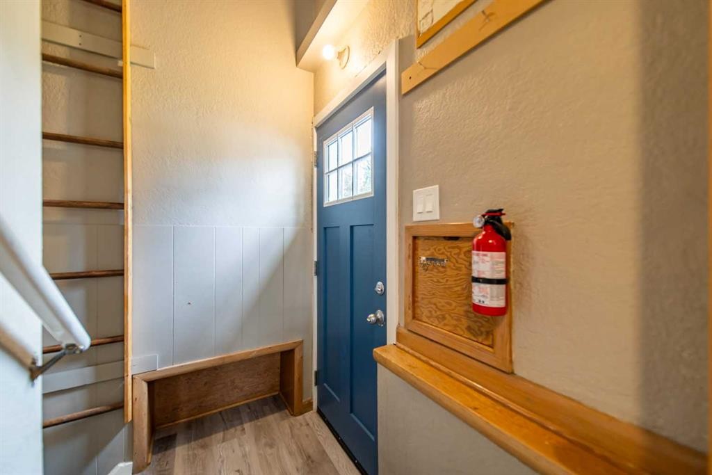 84 Waterloo Drive Sw, Calgary, AB - Indoor Photo Showing Other Room