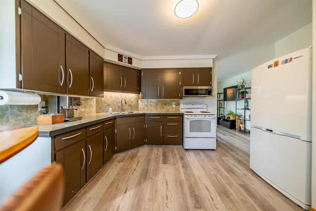 84 Waterloo Drive Sw, Calgary, AB - Indoor Photo Showing Kitchen