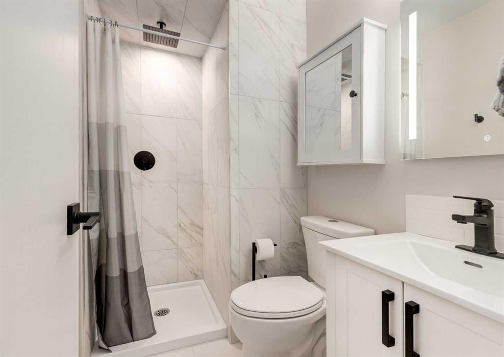 7956 71 Avenue Nw, Calgary, AB - Indoor Photo Showing Bathroom
