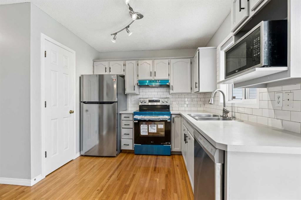 10433 Hidden Valley Drive Nw, Calgary, AB - Indoor Photo Showing Kitchen With Double Sink