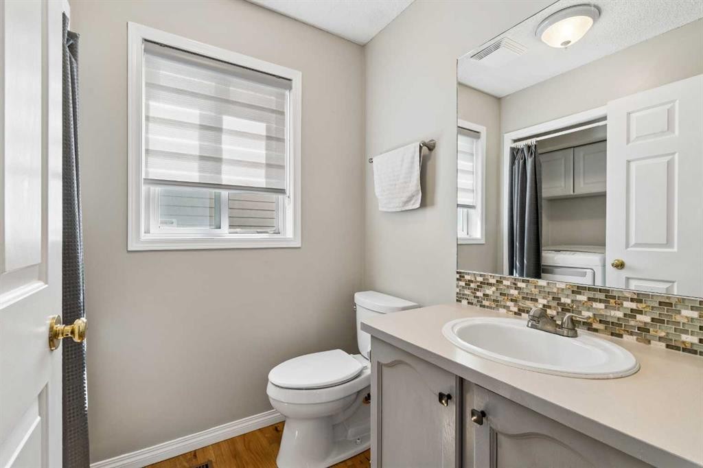 10433 Hidden Valley Drive Nw, Calgary, AB - Indoor Photo Showing Bathroom