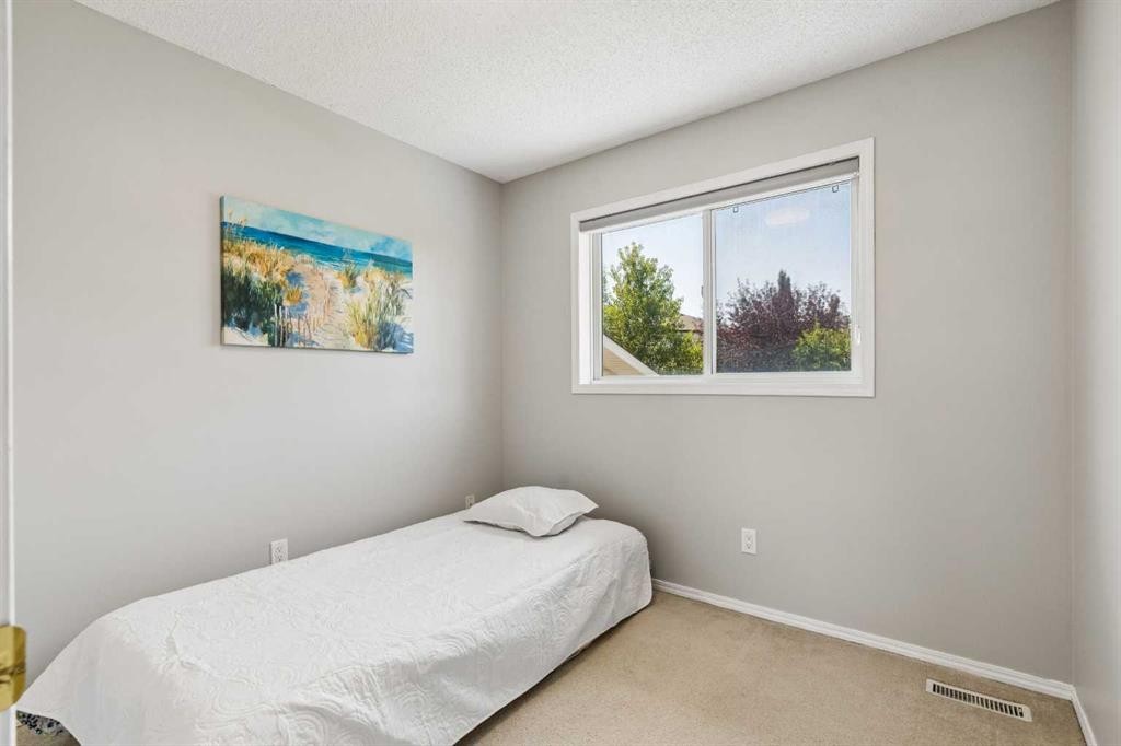 10433 Hidden Valley Drive Nw, Calgary, AB - Indoor Photo Showing Bedroom