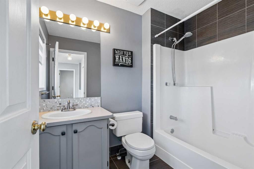 10433 Hidden Valley Drive Nw, Calgary, AB - Indoor Photo Showing Bathroom