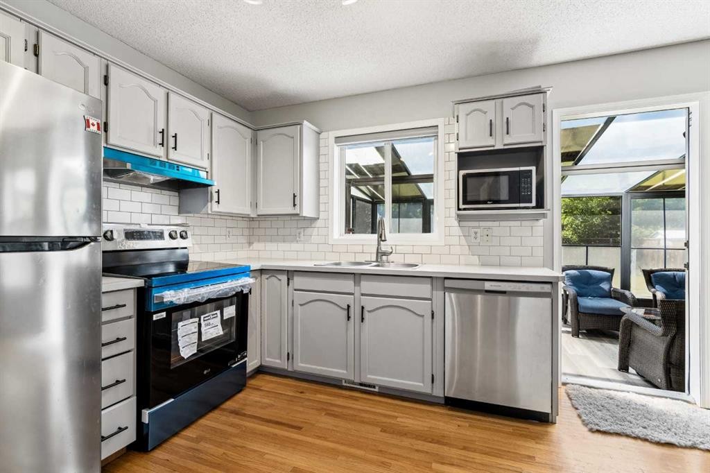 10433 Hidden Valley Drive Nw, Calgary, AB - Indoor Photo Showing Kitchen