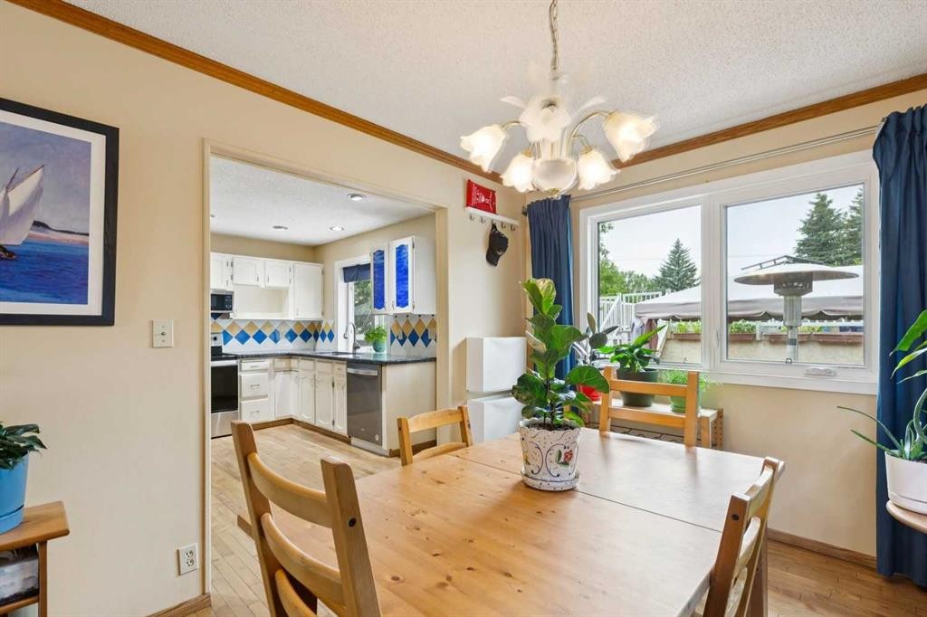 107 Bermuda Drive Nw, Calgary, AB - Indoor Photo Showing Dining Room