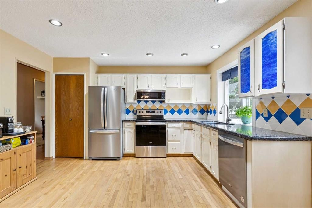 107 Bermuda Drive Nw, Calgary, AB - Indoor Photo Showing Kitchen With Stainless Steel Kitchen