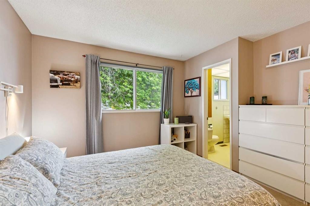 107 Bermuda Drive Nw, Calgary, AB - Indoor Photo Showing Bedroom