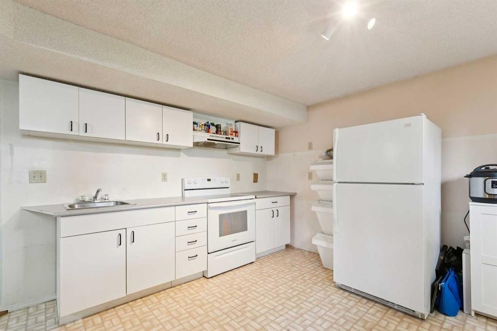 107 Bermuda Drive Nw, Calgary, AB - Indoor Photo Showing Kitchen