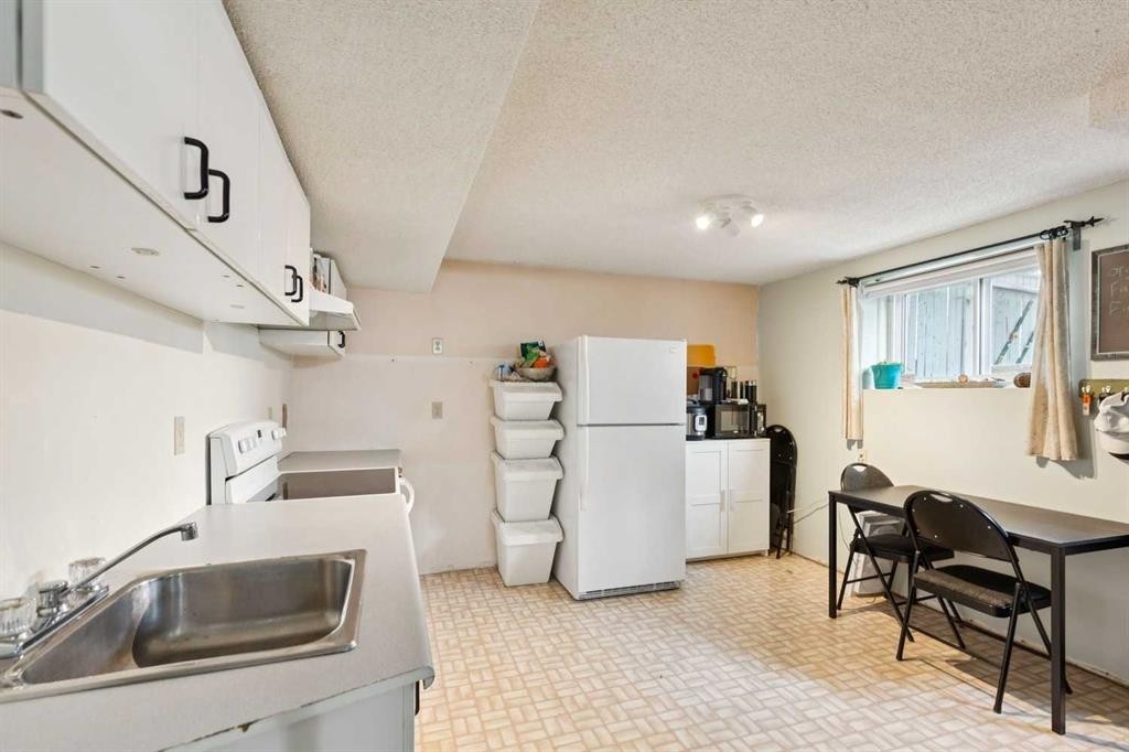 107 Bermuda Drive Nw, Calgary, AB - Indoor Photo Showing Kitchen