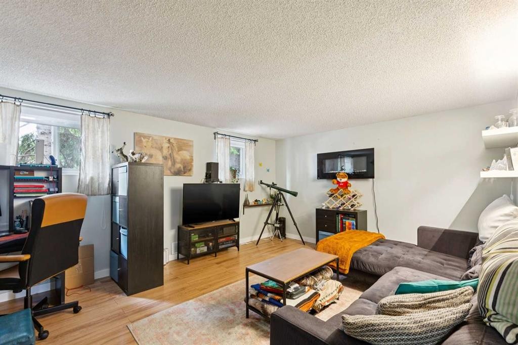 107 Bermuda Drive Nw, Calgary, AB - Indoor Photo Showing Living Room