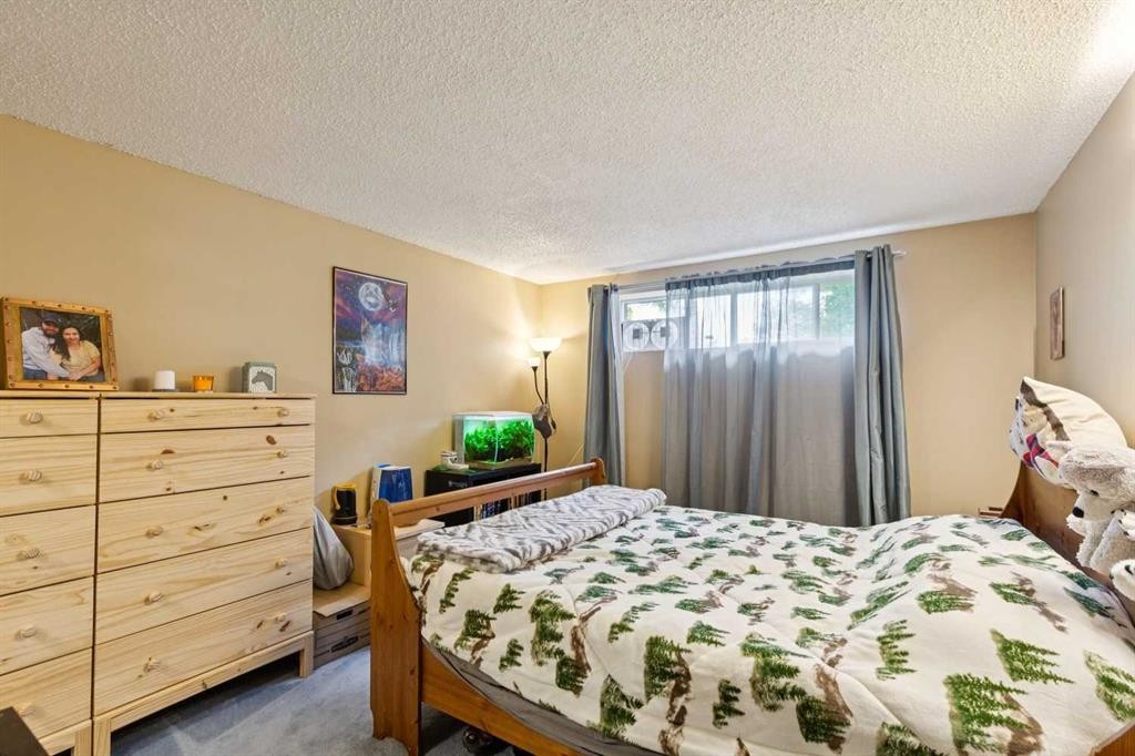 107 Bermuda Drive Nw, Calgary, AB - Indoor Photo Showing Bedroom