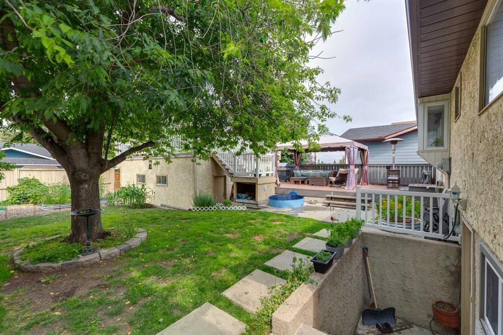 107 Bermuda Drive Nw, Calgary, AB - Outdoor