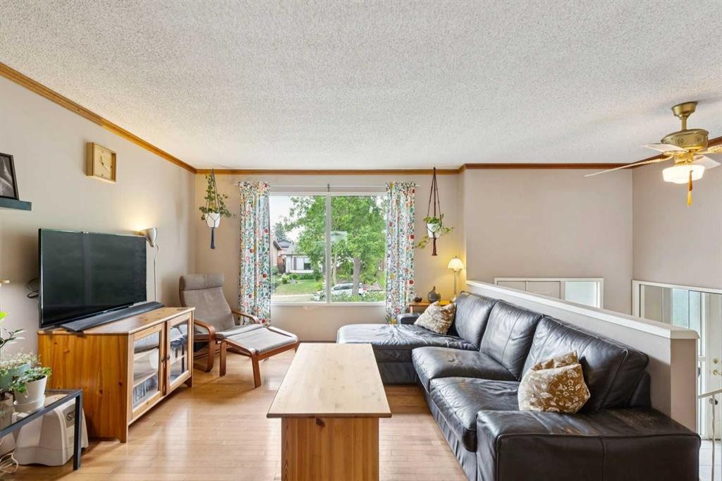 107 Bermuda Drive Nw, Calgary, AB - Indoor Photo Showing Living Room