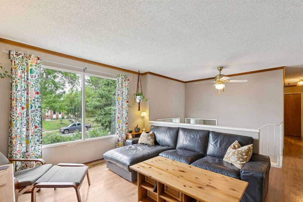 107 Bermuda Drive Nw, Calgary, AB - Indoor Photo Showing Living Room