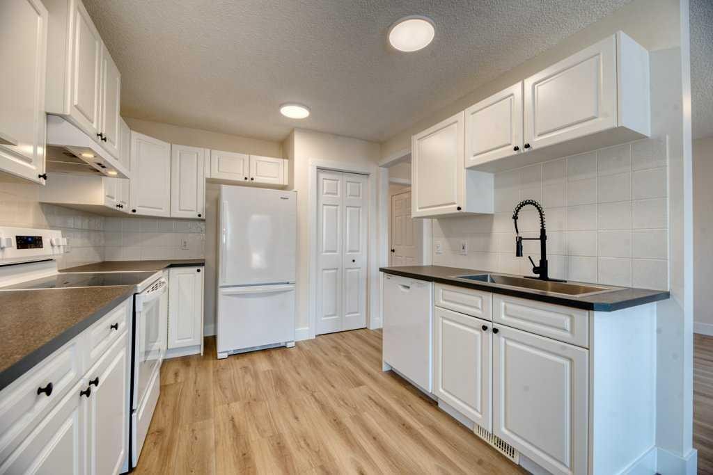 20 Taracove Crescent Ne, Calgary, AB - Indoor Photo Showing Kitchen