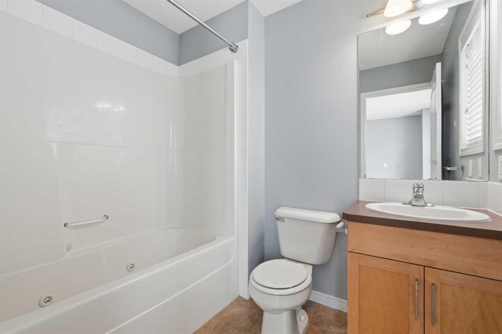 149 Prestwick Villas Se, Calgary, AB - Indoor Photo Showing Bathroom
