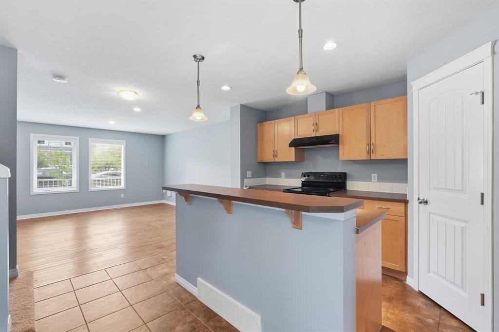 149 Prestwick Villas Se, Calgary, AB - Indoor Photo Showing Kitchen
