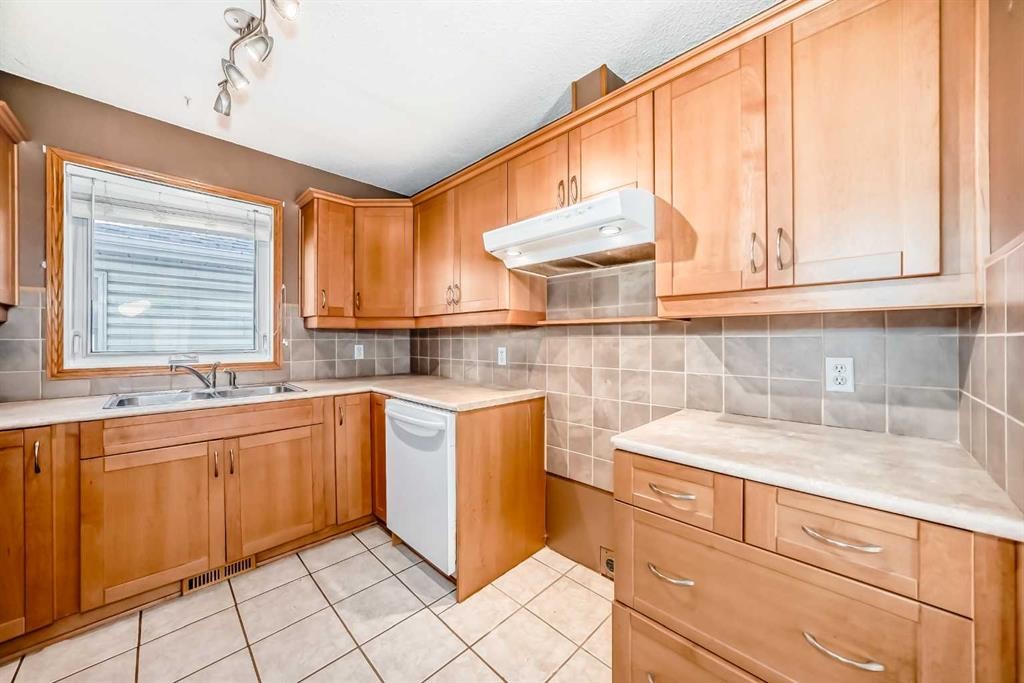 243 Erin Meadow Close, Calgary, AB - Indoor Photo Showing Kitchen With Double Sink