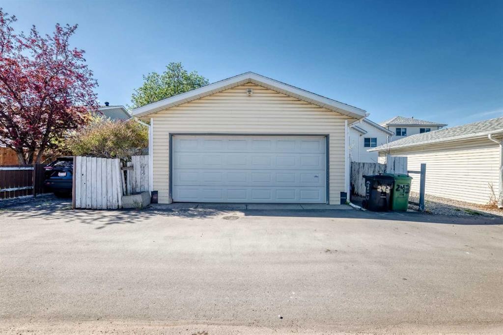 243 Erin Meadow Close, Calgary, AB - Outdoor