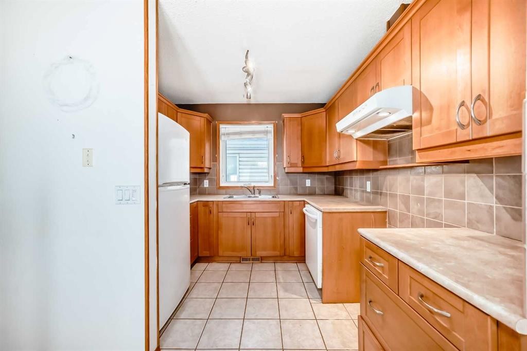 243 Erin Meadow Close, Calgary, AB - Indoor Photo Showing Kitchen With Double Sink
