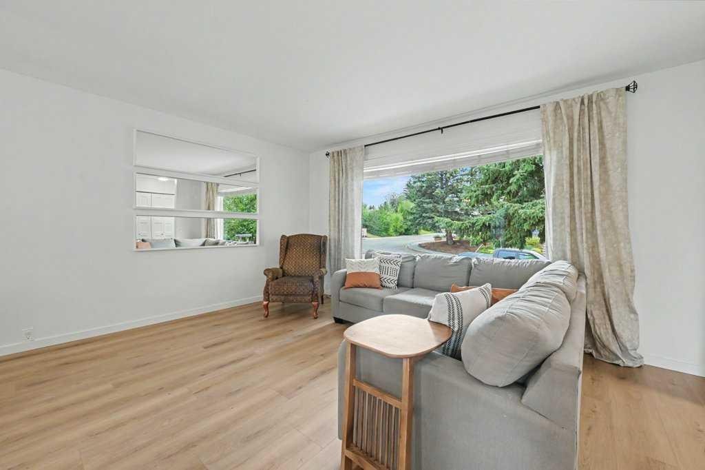 727 120 Avenue Sw, Calgary, AB - Indoor Photo Showing Living Room