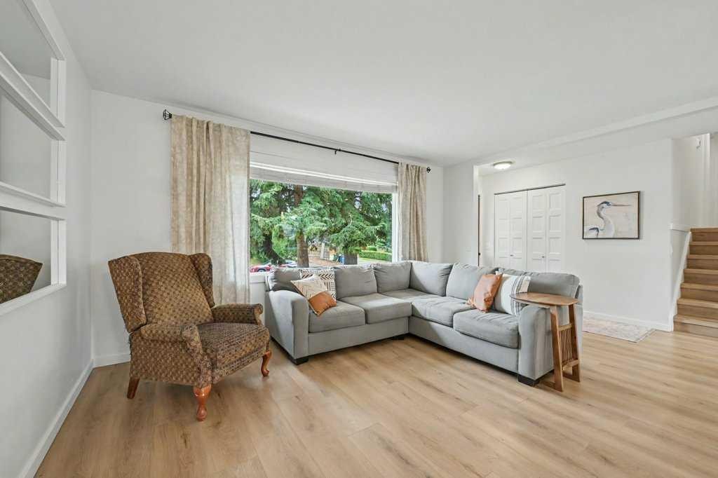 727 120 Avenue Sw, Calgary, AB - Indoor Photo Showing Living Room