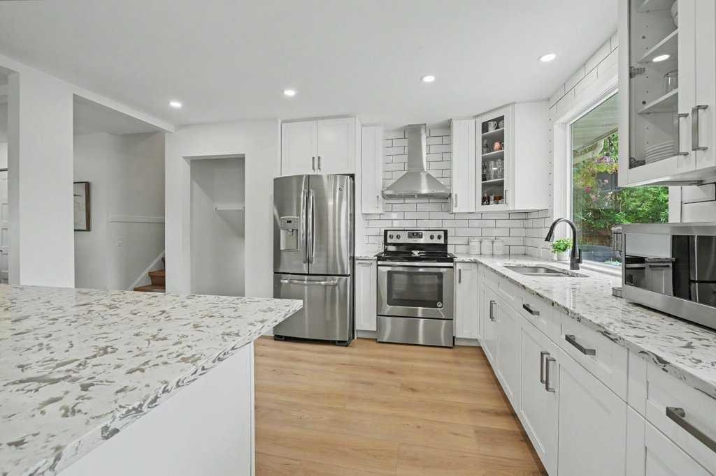 727 120 Avenue Sw, Calgary, AB - Indoor Photo Showing Kitchen With Stainless Steel Kitchen With Double Sink With Upgraded Kitchen