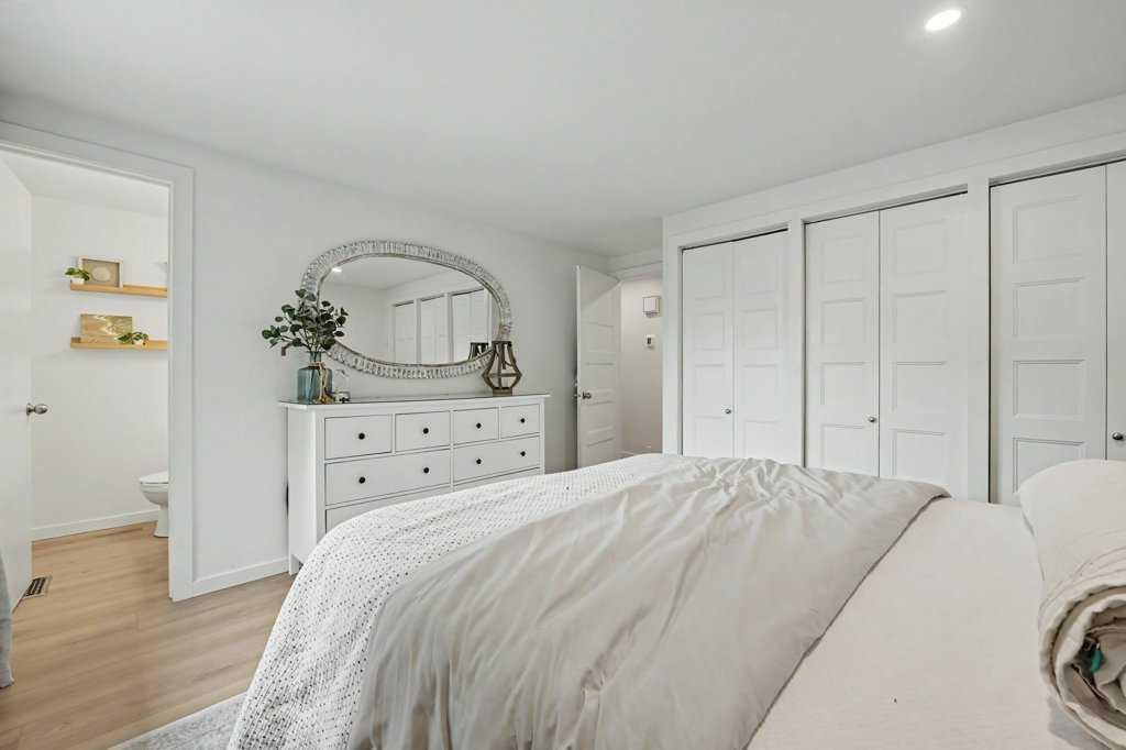 727 120 Avenue Sw, Calgary, AB - Indoor Photo Showing Bedroom