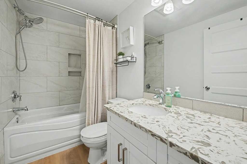 727 120 Avenue Sw, Calgary, AB - Indoor Photo Showing Bathroom