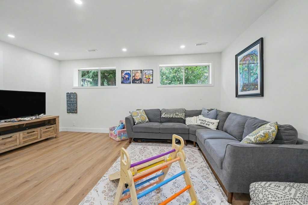 727 120 Avenue Sw, Calgary, AB - Indoor Photo Showing Living Room