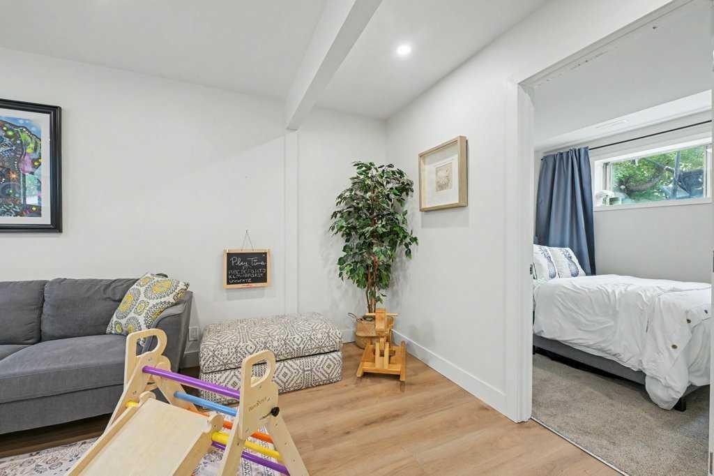 727 120 Avenue Sw, Calgary, AB - Indoor Photo Showing Bedroom