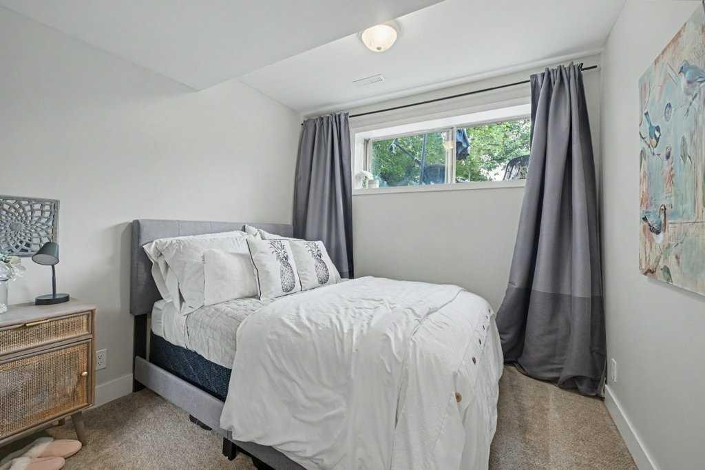 727 120 Avenue Sw, Calgary, AB - Indoor Photo Showing Bedroom