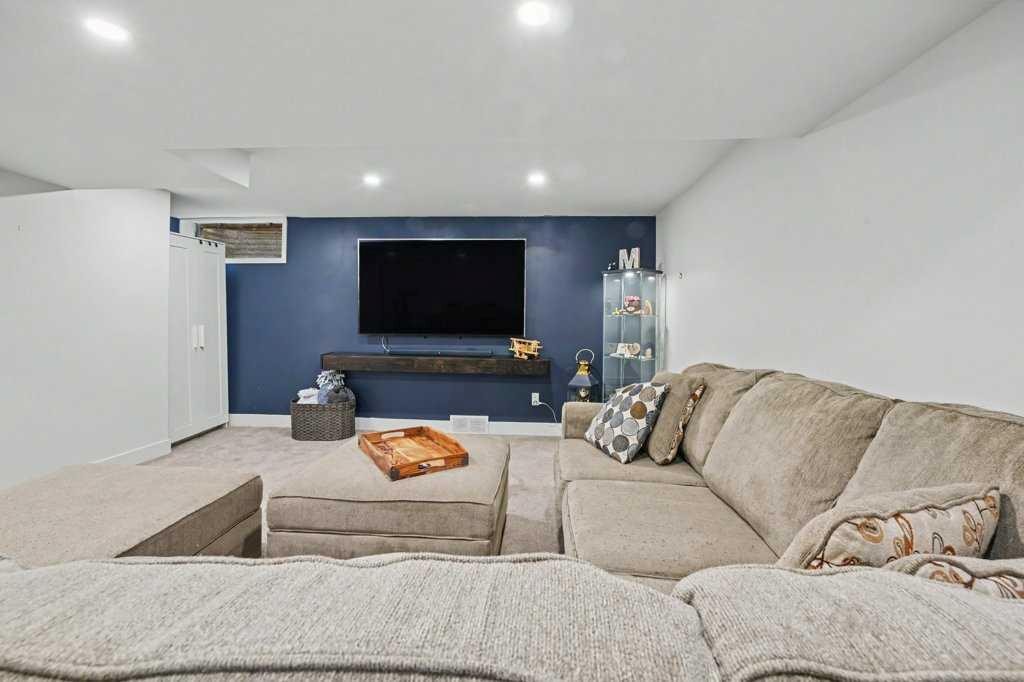 727 120 Avenue Sw, Calgary, AB - Indoor