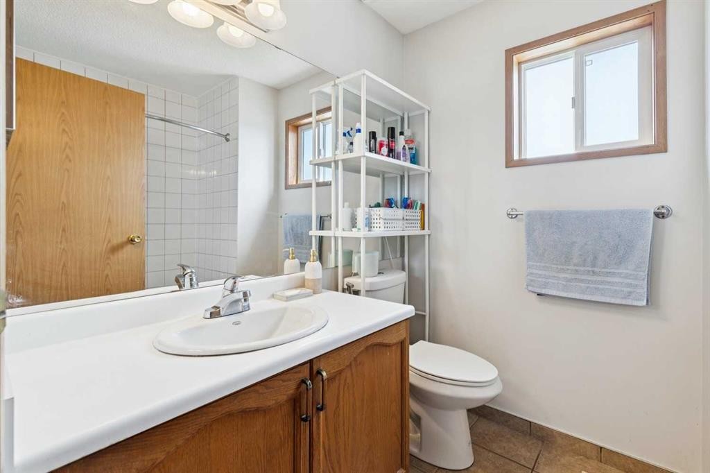 151 Rivercrest Close Se, Calgary, AB - Indoor Photo Showing Bathroom