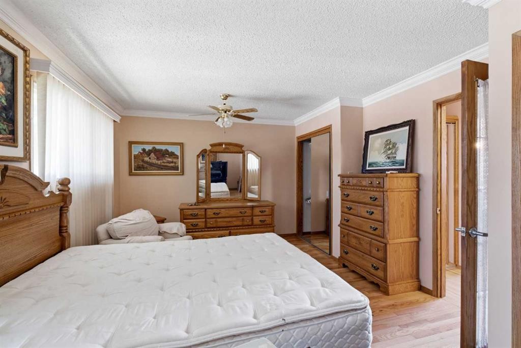 16 Dalroy Crescent Nw, Calgary, AB - Indoor Photo Showing Bedroom