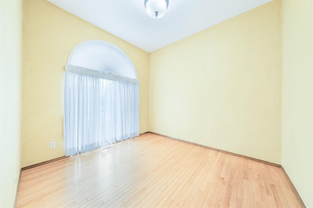 22 Douglas Woods Park Se, Calgary, AB - Indoor Photo Showing Other Room